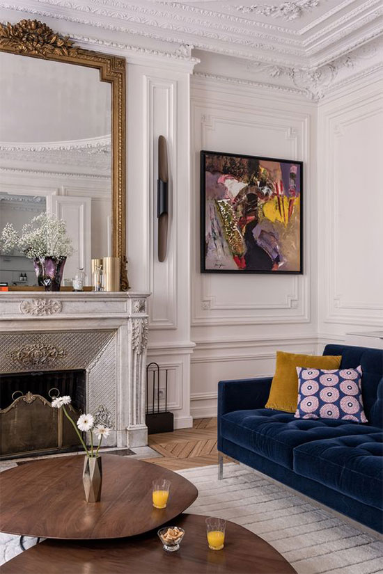 Décoration intérieur d'un salon dans le style haussmannien, appartement parisien et contemporain