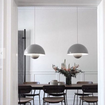 Salle à manger avec une décoration dans le style haussmannien, appartement parisien et des lampes suspendues modernes