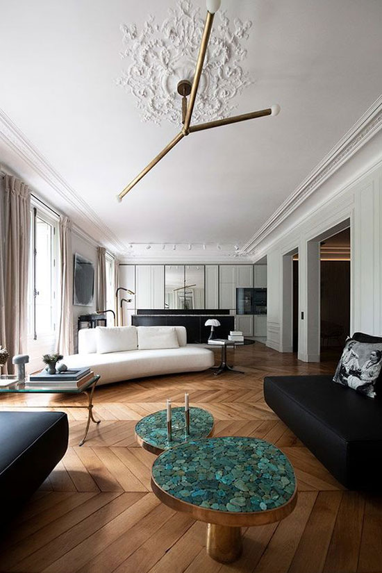 Décoration d'intérieur de salon mélange de style haussmannien, appartement parisien et contemporain