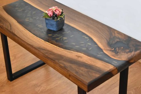 Table en époxy noir et bois brut